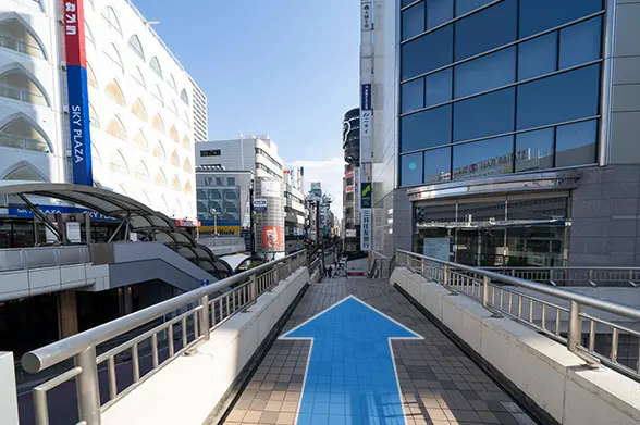 左に曲がる道